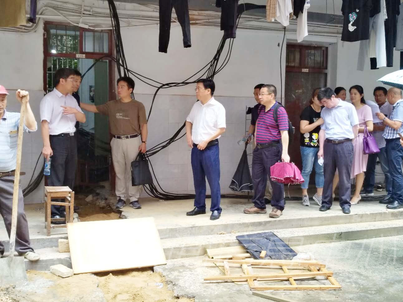 校领导现场调度青山湖校区电增容改造工程